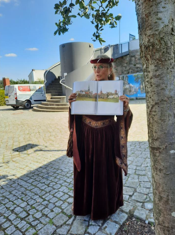 Stadtführerin in historischem Kostüm