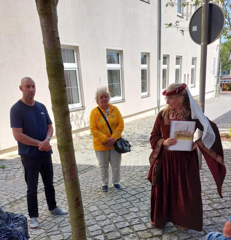 Stadtführerin in historischem Kostüm